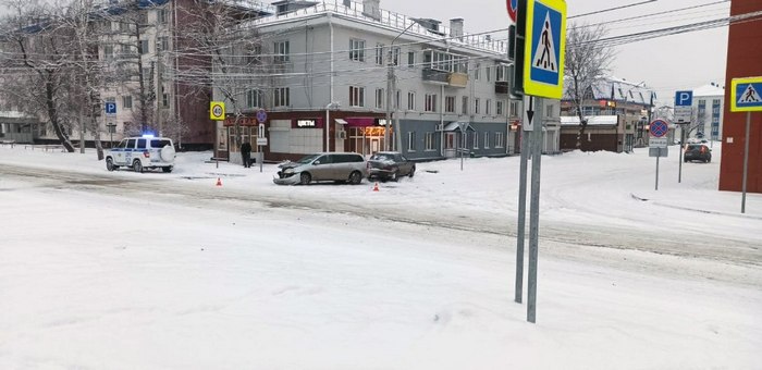 Две «Тойоты» не смогли разъехаться в Горно-Алтайске, пострадал один из водителей