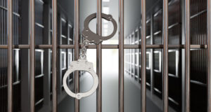 Заключенный грозился ударить инспектора по голове и теперь снова пойдет под суд Заключенный грозился ударить инспектора по голове и теперь снова пойдет под суд