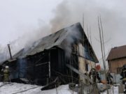 Двухэтажный дом сгорел в Горно-Алтайске Двухэтажный дом сгорел в Горно-Алтайске