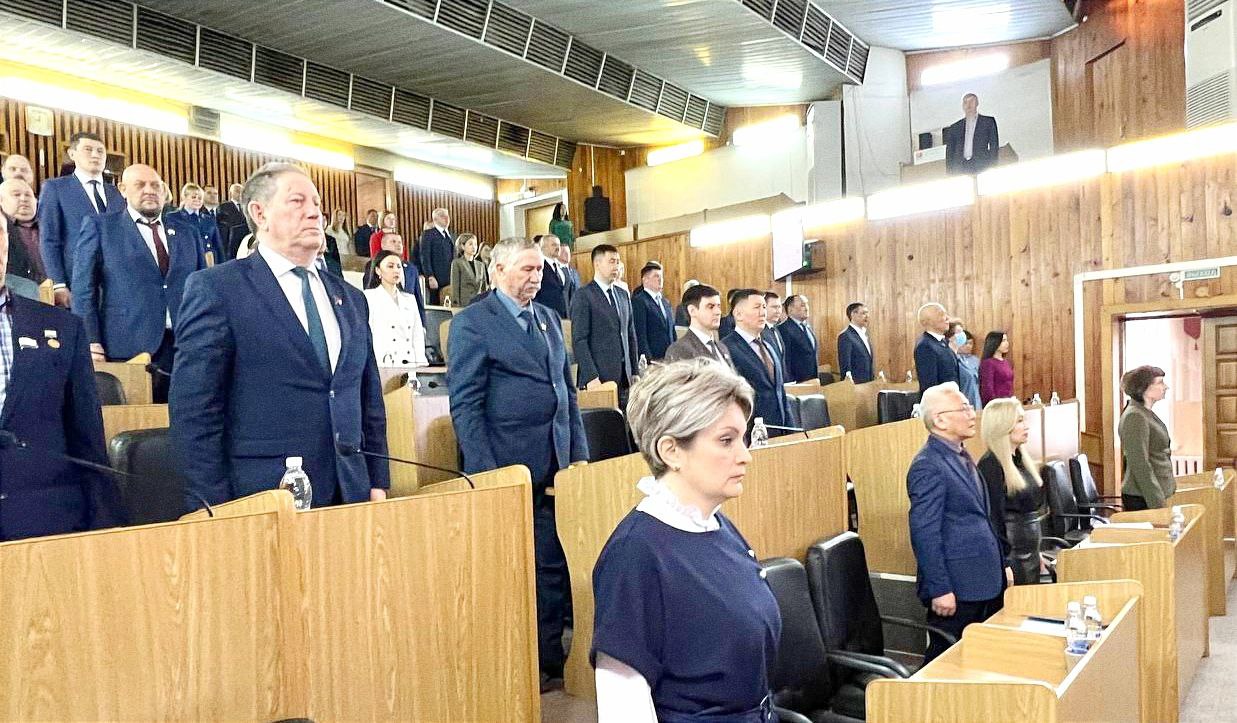 Сессия республиканского парламента началась с минуты молчания 