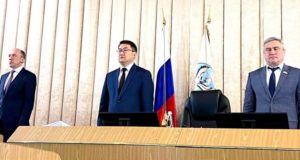 Сессия республиканского парламента началась с минуты молчания