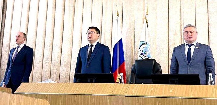 Сессия республиканского парламента началась с минуты молчания
