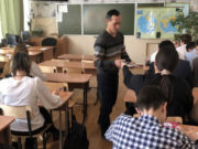В Горно-Алтайске гимназистам рассказали о вреде наркотиков, алкоголя и вейпов В Горно-Алтайске гимназистам рассказали о вреде наркотиков, алкоголя и вейпов
