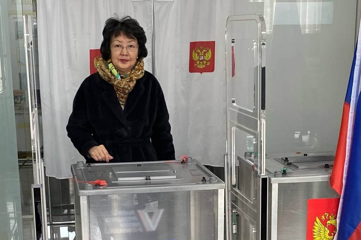 Депутаты Госсобрания голосуют на выборах президента РФ 