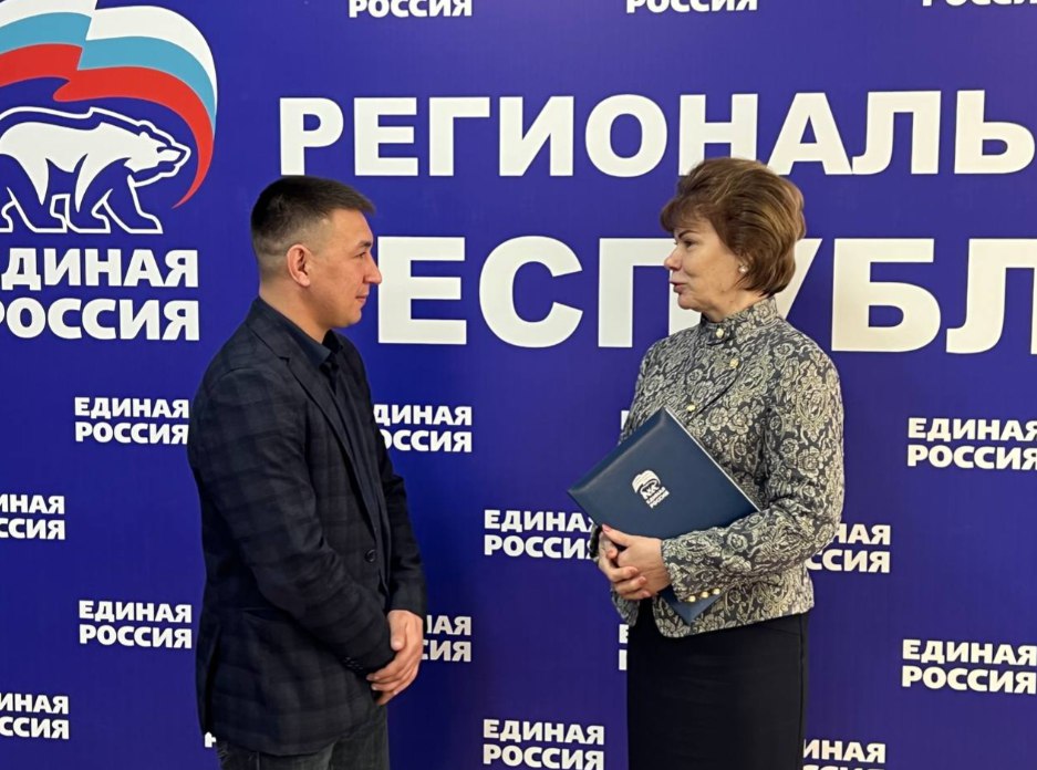 Артур Кохоев и Татьяна Гигель вручили спортсменам Улаганского района борцовские ковры 