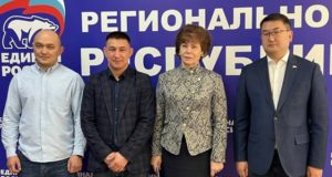 Артур Кохоев и Татьяна Гигель вручили спортсменам Улаганского района борцовские ковры Артур Кохоев и Татьяна Гигель вручили спортсменам Улаганского района борцовские ковры