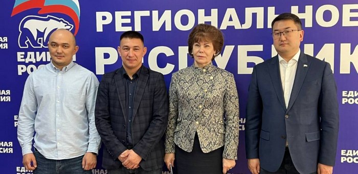 Артур Кохоев и Татьяна Гигель вручили спортсменам Улаганского района борцовские ковры