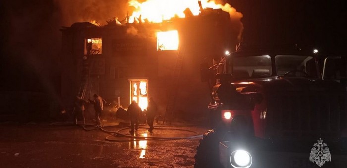 В Кош-Агаче всю ночь тушили пожар в магазине