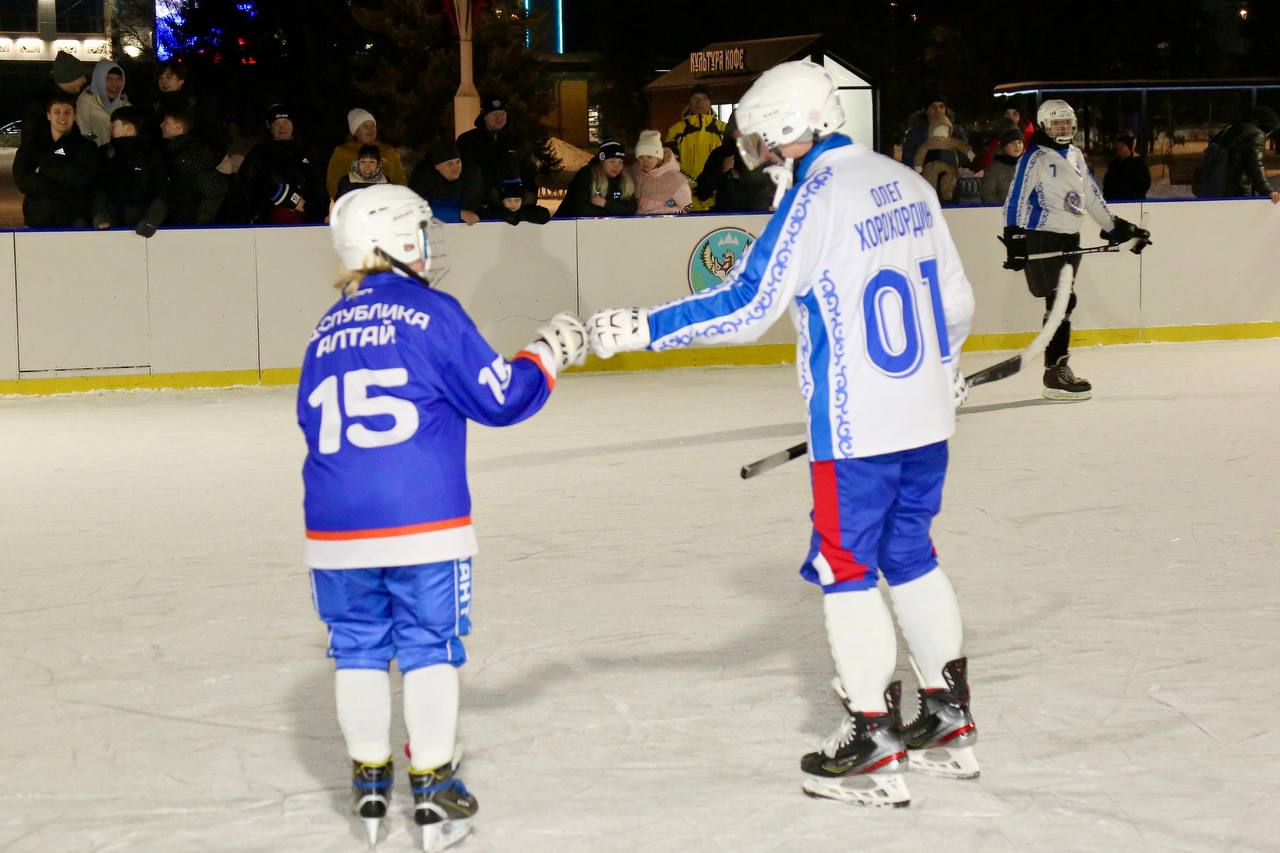 Глава республики сыграл в хоккей с детскими командами 