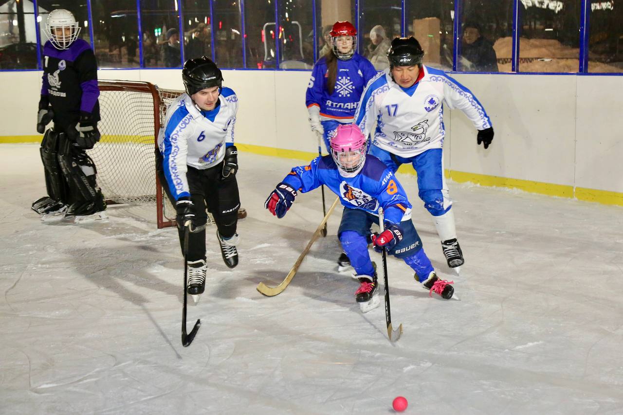 Глава республики сыграл в хоккей с детскими командами 