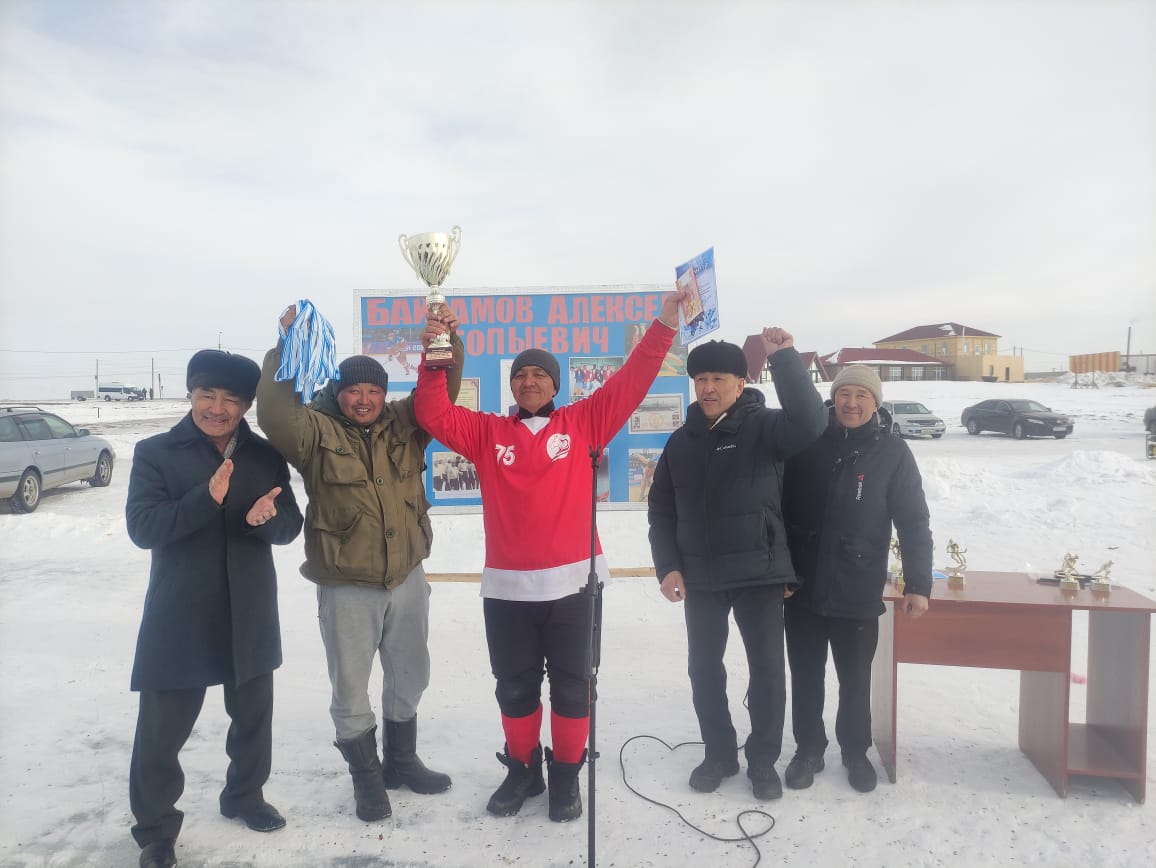 Турнир по хоккею с мячом памяти Алексея Байрамова прошел в Кош-Агаче 