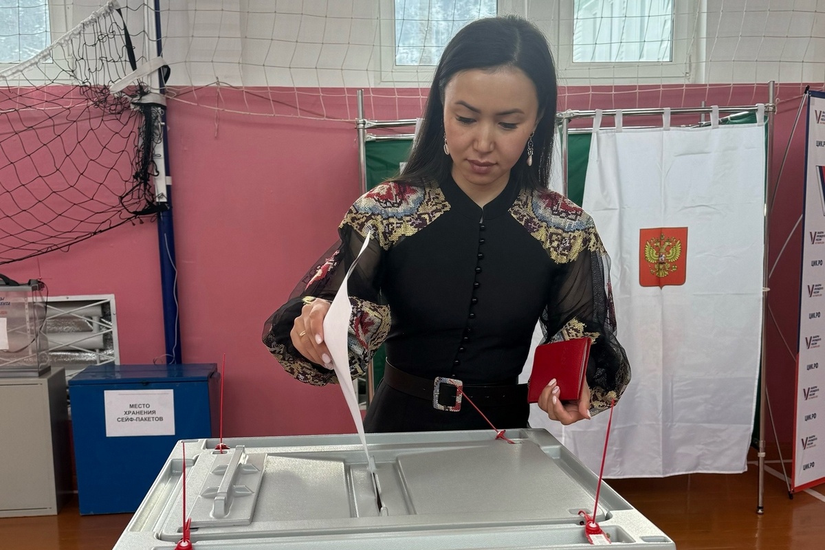 Депутаты Госсобрания голосуют на выборах президента РФ 
