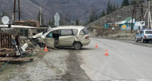 В Акташе Toyota Ipsum врезалась в столб, два человека получили травмы