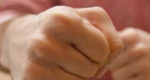Пьяный дебошир напал на полицейского на детской площадке Пьяный дебошир напал на полицейского на детской площадке