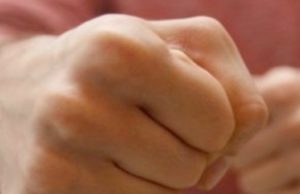 Пьяный дебошир напал на полицейского на детской площадке Пьяный дебошир напал на полицейского на детской площадке