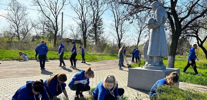Тысячи активистов «Единой России», МГЕР и «Волонтеров Победы» провели субботники по благоустройству памятников Великой Отечественной войне
