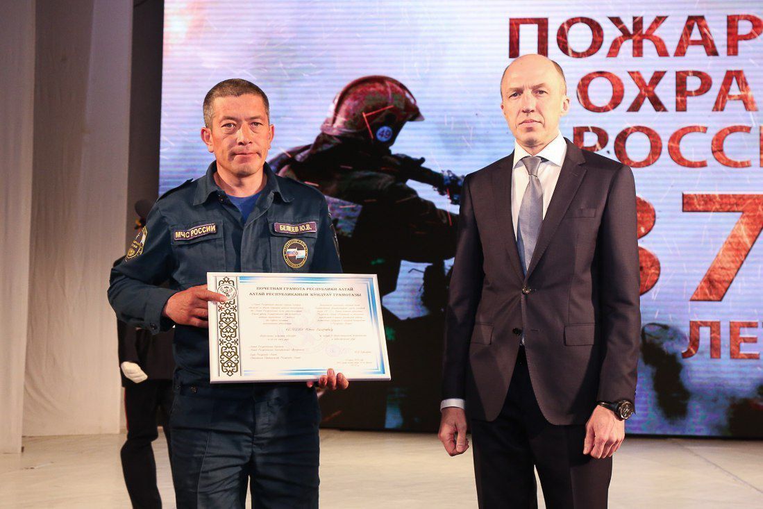 Сотрудников пожарной охраны наградили в Республике Алтай 
