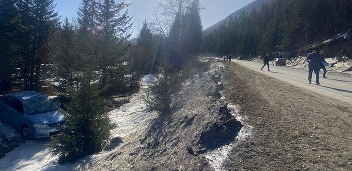 «Тойота» слетела с трассы в Улаганском районе, пострадал 18-летний водитель
