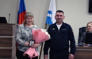 На Алтае наградили председателя УИК, которая предотвратила провокацию с зеленкой На Алтае наградили председателя УИК, которая предотвратила провокацию с зеленкой