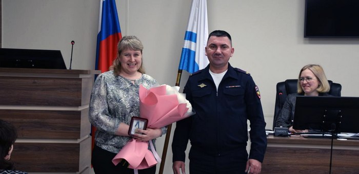 На Алтае наградили председателя УИК, которая предотвратила провокацию с зеленкой