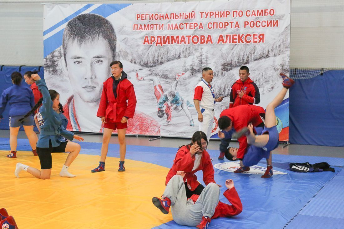 На Алтае прошел турнир по самбо памяти Алексея Ардиматова 