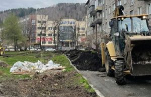Благоустройство дворов продолжается в Горно-Алтайске Благоустройство дворов продолжается в Горно-Алтайске