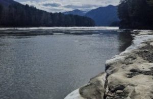 В районе Соузги заметили подростка, который решил поплавать на льдине по Катуни В районе Соузги заметили подростка, который решил поплавать на льдине по Катуни