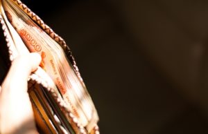 Кассир магазина в Кош-Агаче облапошила гражданку Монголии на 5 тысяч рублей Кассир магазина в Кош-Агаче облапошила гражданку Монголии на 5 тысяч рублей