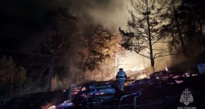 Крупный пожар произошёл в торговых рядах около Чемальской ГЭС