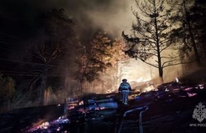 Крупный пожар произошёл в торговых рядах около Чемальской ГЭС