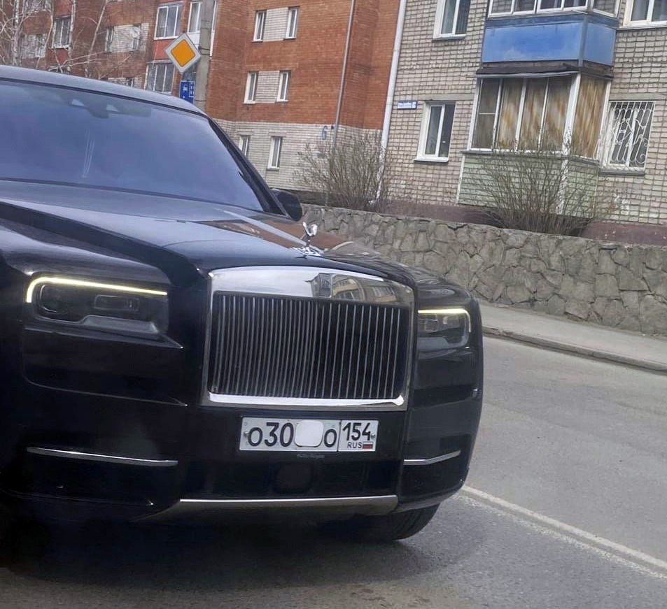 Наглого новосибирца на Rolls Royce с заклеенными номерами привлекли к ответственности