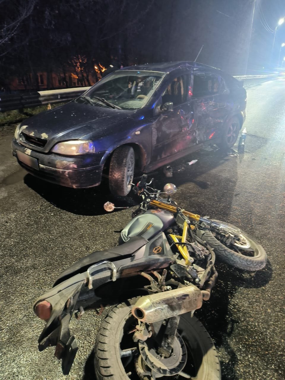 Мотоциклист без прав попал в больницу после столкновения с автомобилем