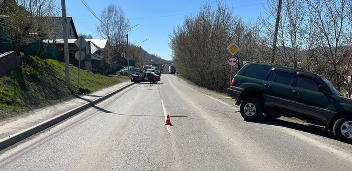 Пьяный водитель устроил ДТП в Горно-Алтайске, пострадали две девушки