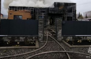 Жилой дом сгорел в Горно-Алтайске Жилой дом сгорел в Горно-Алтайске