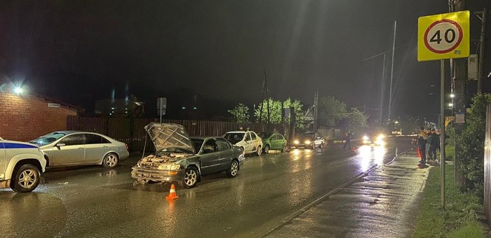 В Горно-Алтайске пьяный водитель без прав устроил ДТП с тремя автомобилями