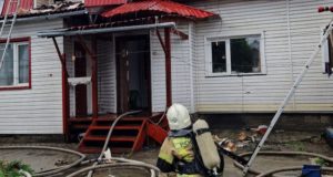 На пожаре в двухэтажном доме в Горно-Алтайске погиб человек
