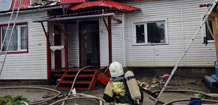 На пожаре в двухэтажном доме в Горно-Алтайске погиб человек