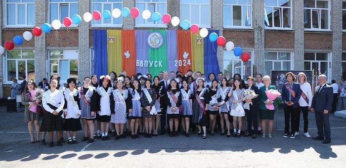 Олег Хорохордин поздравил с последним звонком выпускников лицея №1
