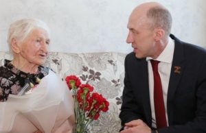 Олег Хорохордин в День Победы встретился с ветераном войны Галиной Чудаевой Олег Хорохордин в День Победы встретился с ветераном войны Галиной Чудаевой