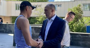 Олег Хорохордин посетил раненых военнослужащих в госпитале имени Бурденко