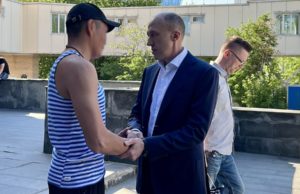 Олег Хорохордин посетил раненых военнослужащих в госпитале имени Бурденко