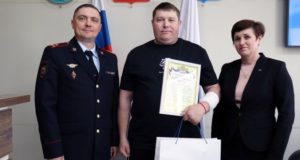 В Горно-Алтайске таксиста наградили за спасение младенца В Горно-Алтайске таксиста наградили за спасение младенца