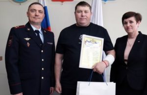 В Горно-Алтайске таксиста наградили за спасение младенца В Горно-Алтайске таксиста наградили за спасение младенца