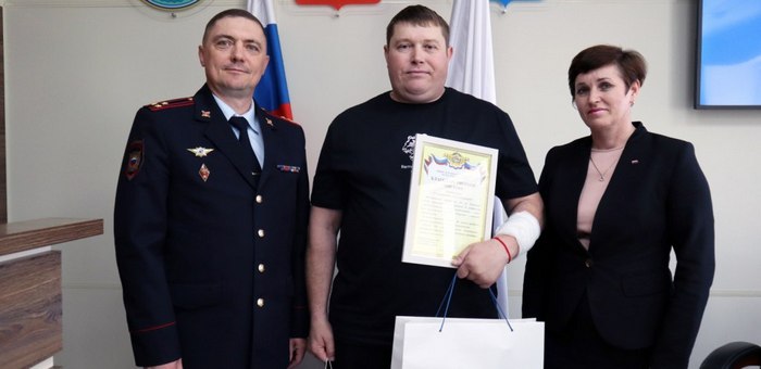 В Горно-Алтайске таксиста наградили за спасение младенца