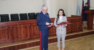 Студентку медколледжа наградили за спасение пассажиров автобуса