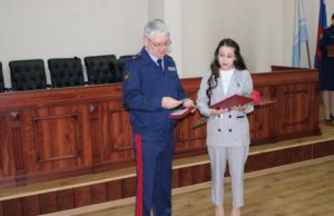 Студентку медколледжа наградили за спасение пассажиров автобуса