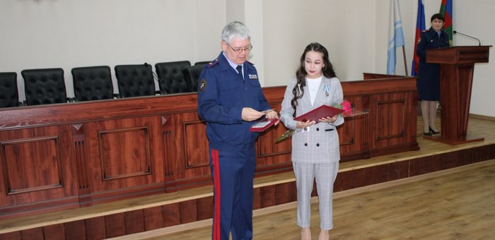 Студентку медколледжа наградили за спасение пассажиров автобуса