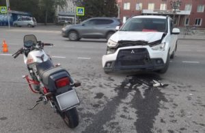На перекрестке в Горно-Алтайске сельчанка сбила мотоциклиста без прав На перекрестке в Горно-Алтайске сельчанка сбила мотоциклиста без прав