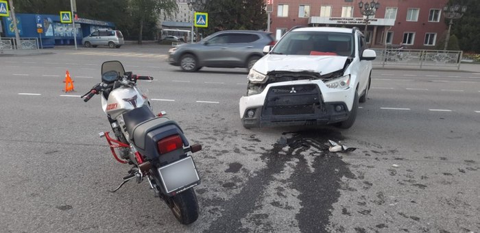 На перекрестке в Горно-Алтайске сельчанка сбила мотоциклиста без прав