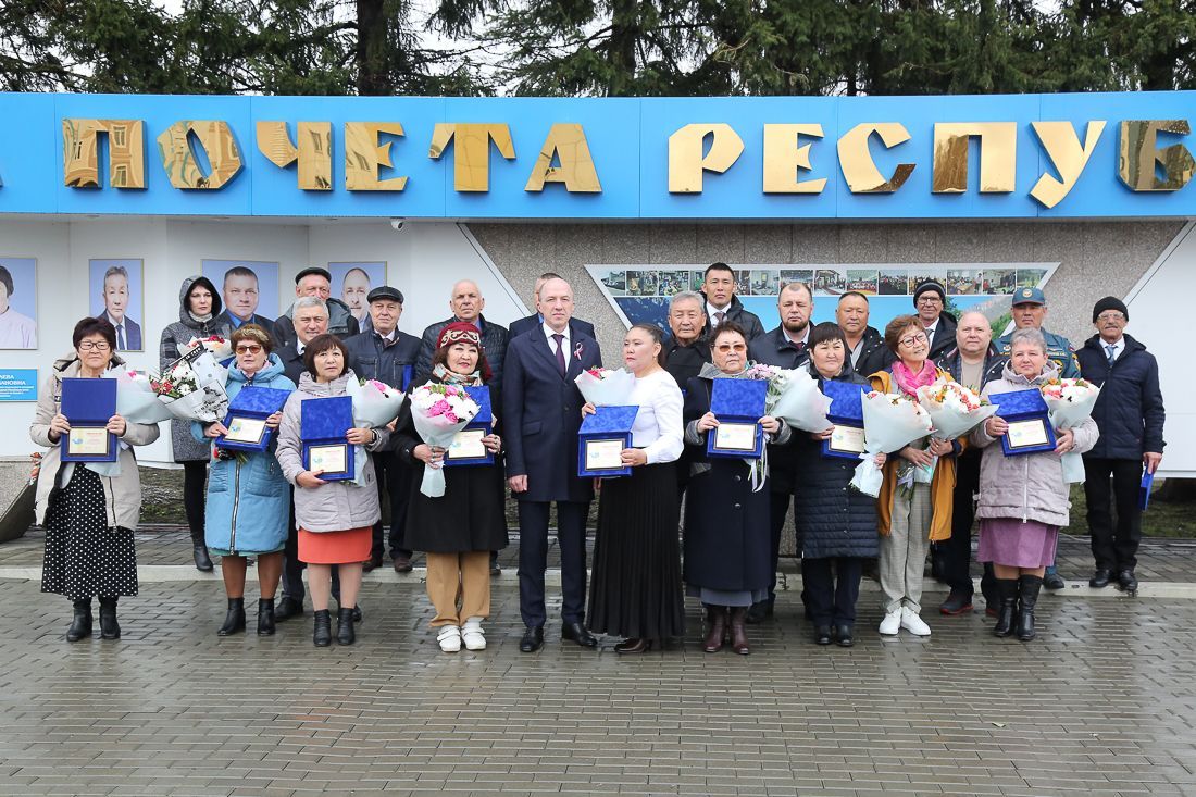 Обновленную Доску почета открыли в Республике Алтай